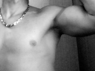  All Nature - Alter: 28 / L&ouml;we - Alter: 176 / sportlich - Geschlecht: m&auml;nnlich - Ausrichtung: bisexuell - Haare: blond / sehr kurz - Piercing: keins - BH-Gr&ouml;&szlig;e:  - Hautfarbe: gebr&auml;unt - Augen: blau - Rasur: vollrasiert