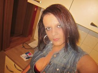 Passion86Delux - Ich bin eine hei&szlig;e Frau, die Spa&szlig; am Leben hat, und ich zeige mich sehr gerne vor der Cam. Wenn Du viel mehr von mir erfahren willst, dann komm einfach zu mir. ;) Wir werden bestimmt viel lachen, und nat&uuml;rlich wird es auch richtig hei&szlig; bei mir. Kiss!!!