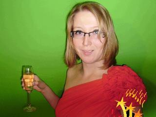 xxGoldMegi - Ich bin klein und blond, aber meine Bed&uuml;rfnisse sind enorm gro&szlig;. Ich liebe Camsex, und ich mag es auch vor der Cam betrachtet zu werden. Ich habe immer zu wenig Sex. ;)