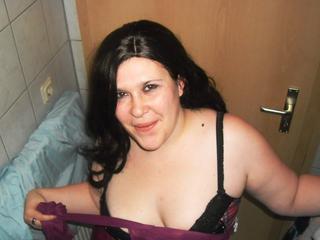 SuesseLindsay - Hi, ich bin Lindsay und stehe auf geilen und versauten Sex. Ich probiere gerne neue Dinge beim Sex aus und liebe es, mich vor der Cam zu zeigen. 