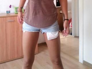 HotEmilie - Junges und versautes, 18-j&auml;hriges Chick wartet auf dich. Komm zu mir, und lass uns gemeinsam Spass haben. Ich m&ouml;chte sehen wie du abspri*zt und mir deinen Saft gibst. Ich warte auf dich! :-)