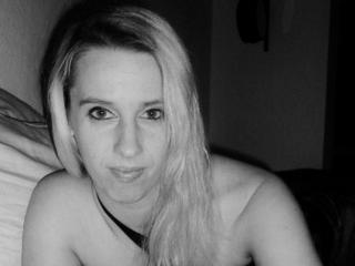 GeilesLuder69 - Alter: 30 / Jungfrau - Alter: 172 / schlank - Geschlecht: weiblich - Ausrichtung: heterosexuell - Haare: blond / lang - Piercing: keins - BH-Gr&ouml;&szlig;e: B - Hautfarbe: gebr&auml;unt - Augen: braun - Rasur: vollrasiert