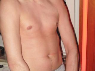 PornFynn - Sport, Musik, Reisen, Kultur, Freunde, Party, Spa&szlig; und Erotik/Sex.  - Hei&szlig;er, sexy Bi-Boy ist f&uuml;r Dich allzeit bereit. Lasse Dich von meinen erotischen Phantasien mitrei&szlig;en. Es gibt nichts, was ich Dir nicht bieten kann. Jeden Wunsch werde ich Dir gerne erf&uuml;llen. Komm rein, ich bin immer f&uuml;r Dich da. :)  - Alter: 20 / Krebs - Alter: 170 / schlank - Geschlecht: m&auml;nnlich - Ausrichtung: bisexuell - Haare: blond / kurz - Piercing: keins - BH-Gr&ouml;&szlig;e:  - Hautfarbe: gebr&auml;unt - Augen: gr&uuml;n - Rasur: teilrasiert