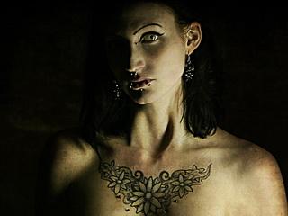 Naughty Nadia - Alter: 24 / Widder - Alter: 176 / schlank - Geschlecht: weiblich - Ausrichtung: heterosexuell - Haare: schwarz / lang - Piercing: mehrere - BH-Gr&ouml;&szlig;e: B - Hautfarbe: gebr&auml;unt - Augen: gr&uuml;n - Rasur: vollrasiert