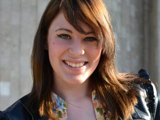 Cristine - Alter: 18 / Steinbock - Alter: 163 / schlank - Geschlecht: weiblich - Ausrichtung: bisexuell - Haare: br&uuml;nett / lang - Piercing: keins - BH-Gr&ouml;&szlig;e: B - Hautfarbe: weiss - Augen: gr&uuml;n - Rasur: vollrasiert