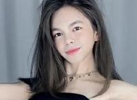 Ich bin nur ein einfacher Mensch, den du hier sehen kannst. Ich kann dich zum Lächeln bringen, glücklich machen und frech sein, wenn du möchtest. Ich bin der Ernährer der Familie, daher verwende ich alles, was ich hier verdiene, um für meine Familie zu sorgen. Ich warte in meinem Zimmer auf dich.