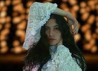 Ich bin ein etwas konservatives Mädchen, ich bin Künstlerin und Designerin, meine Reise als Model dauert nun schon ein paar Jahre an, sie war sehr schwierig, aber ist interessant, und sie hat mir auch erlaubt, als Person zu wachsen.  Ich mag es, freundlich zu allen Menschen zu sein.