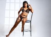 Alessandra, eine lebensfrohe, charismatische und von Natur aus sinnliche Kolumbianerin, knüpft mühelos authentische Kontakte und genießt Gespräche, die über Oberflächlichkeiten hinausgehen. Sie bevorzugt eine langsame, flirtende Herangehensweise, weckt Neugierde und baut eine echte Verbindung auf.