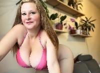 Hallo Jungs, Ich bin noch jung, etwas kräftig aber dafür mega sexy ! Meine Brüste sind giga geil !! Das ist mein Vorteil - ohne Zweifel. Was ich hier suche und anbiete? Ich glaube, das kannst du selber herausfinden, oder ? Ich zeige mich aber gerne nackt...