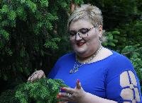 Ich bin ein geselliges Mädchen aus der Ukraine, ich mag singen, kommunizieren und spielen