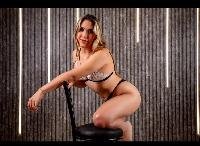 Hallo, Liebling! Ich bin Isabella Noir, eine geheimnisvolle und verführerische Frau, die für die Dunkelheit, das Unbekannte und den Nervenkitzel des Verbotenen lebt. Wenn ich nicht gerade meiner Lieblings-Gothic-Ästhetik fröne, bin ich immer bereit, meinen tiefsten Wünschen nachzugeben