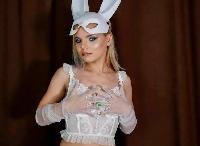 Hallo Leute! Ich werde euch etwas über mich erzählen, damit ihr mich ein bisschen besser kennenlernen könnt. Ich bin ein leidenschaftliches Mädchen, das gerne lächelt und Spaß hat. Ich finde, dass meine Augen perfekt strahlen, und wenn man sie ansieht, kann man sich darin verlieren.