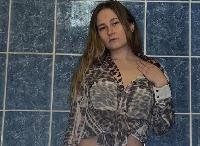 Ich liebe es, mit meinem Körper zu spielen, ich habe so viele Spielzeuge, komm und sieh mir beim Spielen zu. Es bereitet mir Vergnügen, wenn du mir zusiehst, lass uns richtig loslegen.