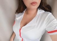 Ich bin nett, unkompliziert, witzig und attraktiv. Ich liebe heiße Gespräche und bin sehr loyal. Zärtlichkeit und Fürsorge sind mir wichtig, Unhöflichkeit und Respektlosigkeit mag ich nicht.