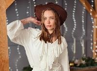 Hallo Leute! Ich werde etwas über mich erzählen, um mich ein bisschen besser kennenzulernen. Ich bin ein leidenschaftliches Mädchen, das gerne lächelt und Spaß hat. Ich denke, dass meine Augen einen perfekten Glanz haben und wenn man einen Blick auf sie wirft, kann man sich verlieren.