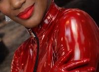 Treten Sie ein in das dominante Reich der Begierde, wo organische Leidenschaft auf sensationelle Kontrolle trifft. Beachten Sie, dass hier nichts inszeniert ist, alles echt, unverfälscht und unwiderstehlich dominant ist ? jede Stimmung, jede Fantasie, jede Rolle wird ausgelebt. Sie sollten neugierig