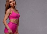 Ich bin eine Frau und Coach, die in tiefer Verbindung mit ihrem Körper, ihrer Energie und ihrem ständigen Wunsch nach Wachstum lebt. Ich schätze Gesundheit, Schönheit und ein inneres Feuer, das mit jeder Lebensphase nur noch stärker wird. Mein Körper ist meine Ressource. Meine Energie ist mein Leben