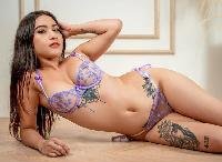 Hallo Liebling, du kannst mich Sara Crystal nennen. Ich glaube, dass Liebe verschiedene Formen hat und eine davon das Verlangen ist, deshalb ist mein Körper ein Instrument, um deine Liebe auszudrücken.