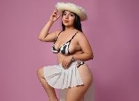 Willkommen in Sammys Welt voluptuösen Vergnügens! ?? Meine massiven natürlichen Brüste dominieren jede Show, während ich tiefe Anal**netration, speicheltriefende Blow**bs und starke spritzende Orga**en liefere.