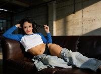 Hallo! Ich bin Maca ? süß, sinnlich und verspielt. Ich liebe es, mit meinen Lippen, meiner Zunge und meinen Toys zu necken. Deep Throat, Öl, Anal, Cam2Cam? Ich genieße es, wenn du mein Toy aktivierst und mein Stöhnen lauter wird. Lass uns unsere geheime, versaute Welt erschaffen ? nur du und ich,