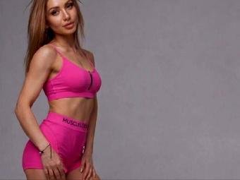 Devot, Fetisch, Lack und Leder, Rollenspiele, Schlucken, SM-Sex, Live-Dates