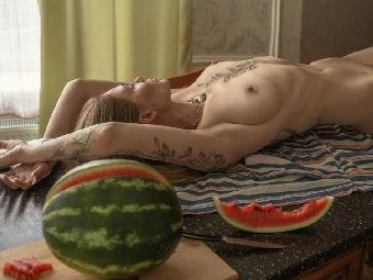 Dominant, Exhibitionismus, Fesselspiele, Gruppensex, Orgien, Outdoor, Pornographie, Rollenspiele, Tattoos, Live-Dates