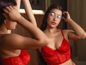 Anal-Sex, Devot, Exhibitionismus, Fetisch, Natursekt, Oralsex, Piercing, Schlucken, Spanking, Tattoos